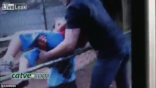 Hayvanat bahçesi görövlileri tarafından kurtarılan ve şoka giren çocuk olay yerinde yapılan ilk müdahalenin ardından hastaneye kaldırıldı.