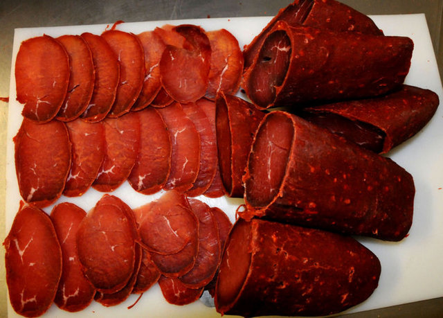 - Hindi eti, tavuk göğüs eti, dana ve kuzu eti, dana ciğeri, kelle-paça, pastırma.