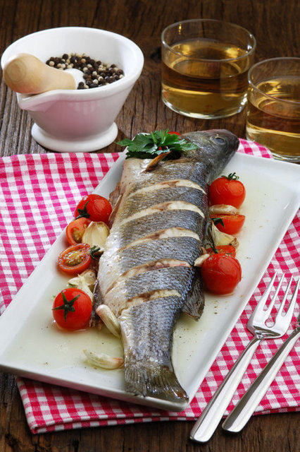 7) Balık ve iyi yağların tüketimini artırın. Kabuklular hariç tüm deniz ürünleri iyidir. Yemek pişirmede zeytinyağını, ayçiçek ve mısır yağına tercih edin.