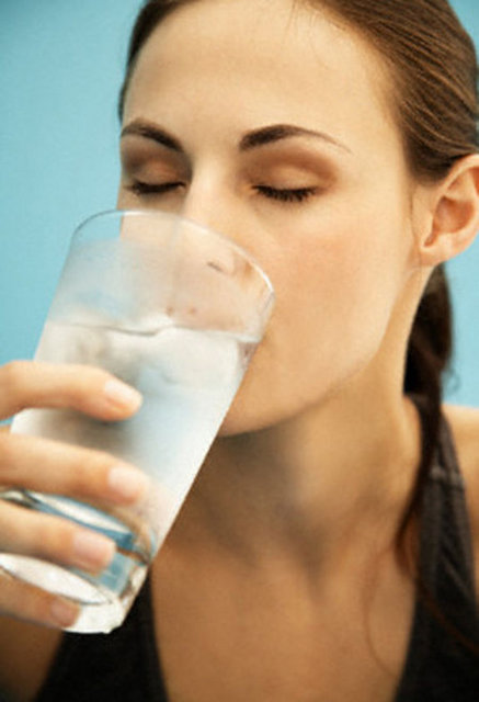 Öğle yemeğinden 1 saat sonra 2 bardak yeşil çay, 2 saat sonra da 1 bardak alkali suya 1 tatlı kaşığı tarçın koyup için.