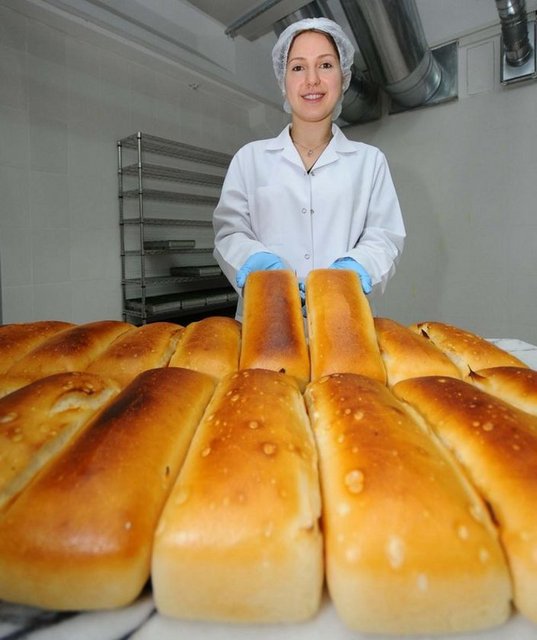 İki dilim glutensiz ekmek. Az miktarda üzüm pekmezi ve tahin.