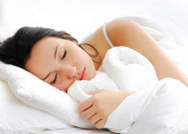 - Yatma saatinin ideali 23.00-24.00'dır. Yatak odası tamamen karanlık olmalı, karanlık değilse göz bandı kullanılmalıdır.