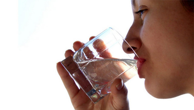 Bolca alkali su eklenerek iki bardaklık hızlı kahvaltı hazırlanabilir.