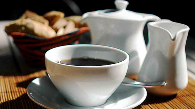 Kahvaltı bittikten iki saat sonra, 1 adet kafeinsiz, şekersiz kahve. Üzerine 1 bardak alkali su içilmeli.