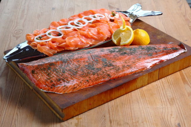 - Protein olarak haşlanmış ve ızgara somon balığı ve diğer balık türevleri (kabuklular hariç).