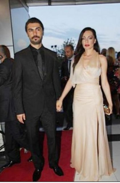 Akyürek, bu fotoğrafın çekilmesinden sadece bir kaç hafta önce Jolie'nin Cannes Film Festivali'ndeki görüntüsünü neredeyse birebir taklit etmişti..