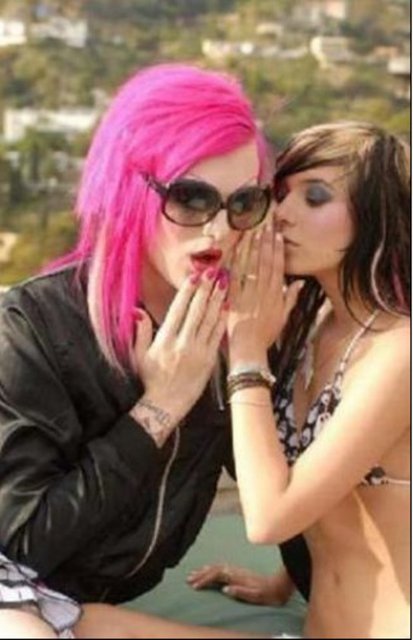 Yener o haliyle sanki Amerikalı moda tasarımcısı, şarkı sözü yazarı ve şarkıcı Jeffree Starr'ın ikizi gibiydi..