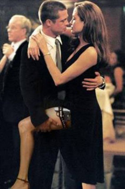 ANGELINA JOLIE - BRAD PITT - Dünyanın en fazla konuşulan çifti olan Brad Pitt ve Angelina Jolie arasındaki büyük aşk 'Bay ve Bayan Smith' filminin çekimleri sırasında alevlendi. Film gereği objektif karşısına geçen aşıkların, birbirinden tutkulu pozları büyük yankı uyandırdı. -