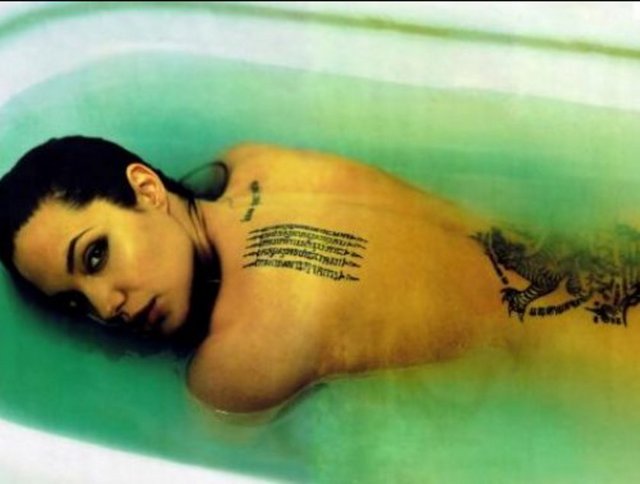 Çünkü o da Jolie'nin küvetteki bu pozunu tekrarladı.