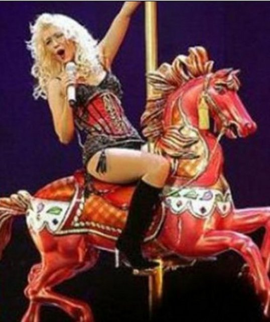 Christine Aguilera'nın bu görüntüsü belli ki Akalın'a da ilham vermiş.