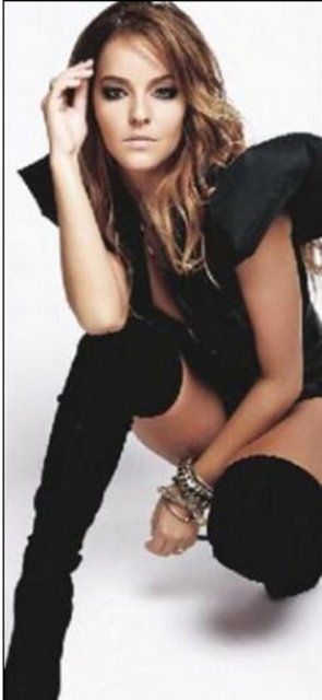 Bengü, Lindsay Lohan'ın bu pozunu neredeyse birebir kopyalamış.