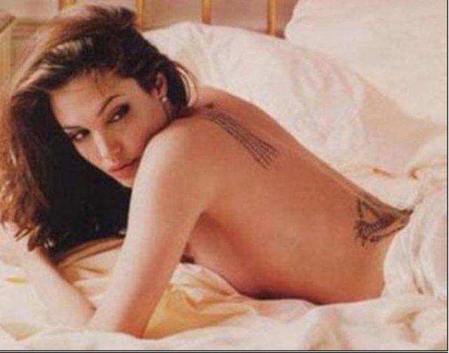 Uslu, o pozuyla Angelina Jolie'nin yıllar önce yatakta verdiği bu pozu taklit etmişti.