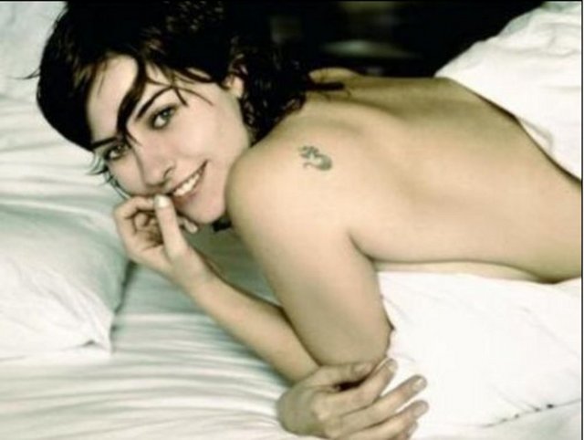 Ece Uslu'nun bu pozu size hangi ünlünün gazete ve dergilerde defalarca gördüğünüz fotoğrafını hatırlattı...