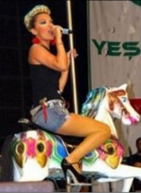 Atlıkarınca'da şarkı söyleyen Demet Akalın kimi hatırlattı size...