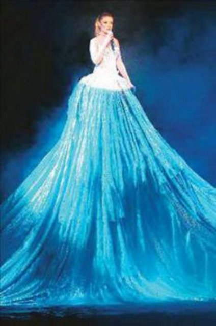 GÜLBEN ERGEN - Thalia'nın ardından Gülben Ergen de verdiği bir konserde benzer kıyafetle izleyici karşısına çıktı.