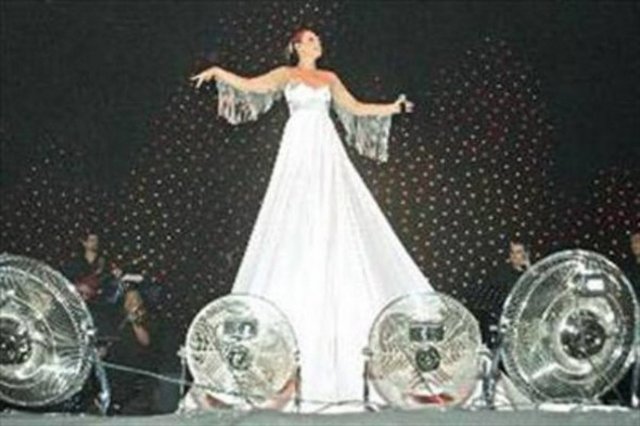 FUNDA ARAR - Ünlü şarkıcıyı taklit eden son isim ise Funda Arar oldu.