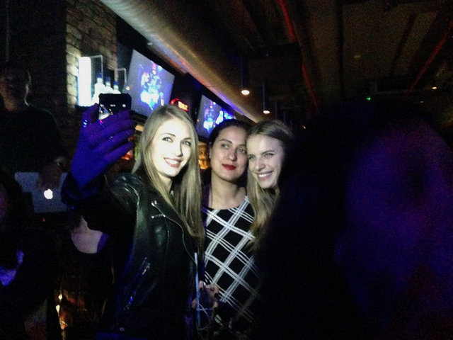 Arkadaş grubuyla mekâna gelen ve gece boyu dans eden Allen, bir ara selfie çekti.