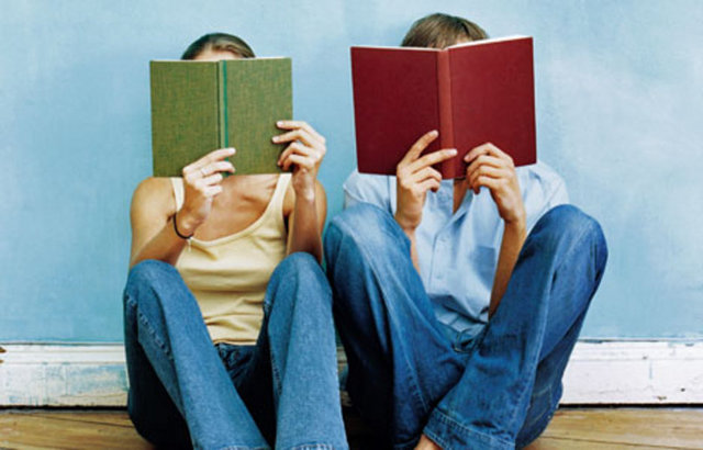 Loş ışıkta kitap okumak ya da ekrana yakından bakmak gözlerinizi yorar ancak uzun vadeli zarar konusunda herhangi bir kanıt yoktur.