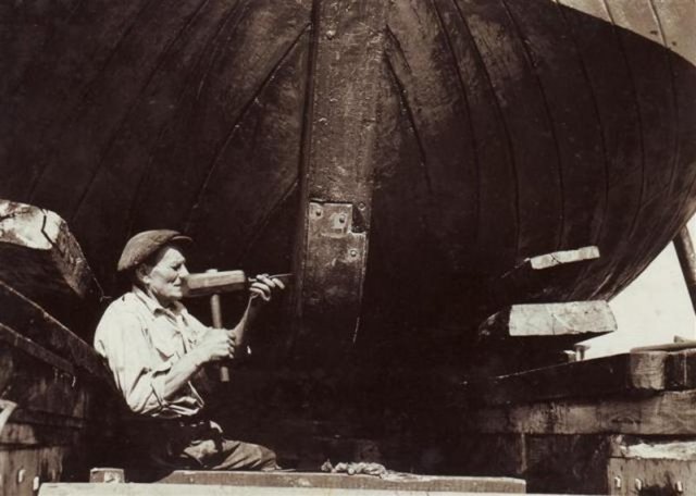 Kalafatçı: Onarma, süsleme, sahte süs veya tamir, düzen. Ahşap gemilerin içine suyun girmemesi için gerekli yerlerdeki tahtalar arasına üstüpü sıkıştırıp, üzerine kaynamış katran dökme işlemini yapan usta.  -  -