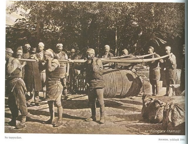 Su sakaları:  Osmanlı'da evlere, çeşmeden su taşımayı iş edinmiş olan kimse. -  -