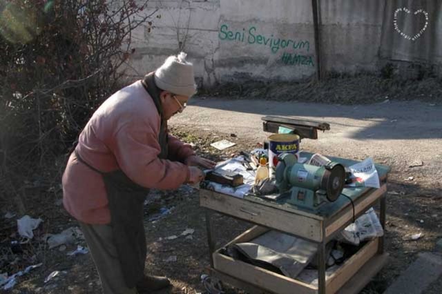 Bileyci: Kesici aletleri bilemeyi iş edinmiş olan kimse.