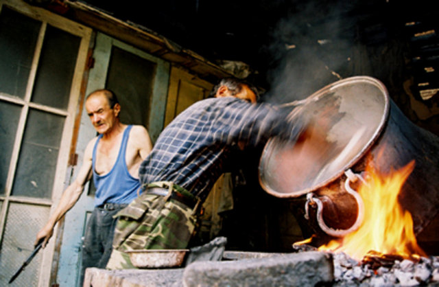 Kalaycı: Bakır ve demir kapkacağa kalaydan bir cilâ çekip beyazlatan kişi.