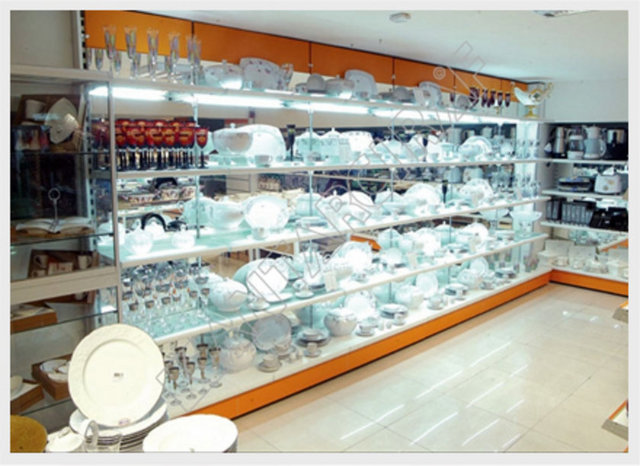 Züccaciye: Cam, porselen vb. maddelerden yapılmış eşya. (Arapça cam anlamına gelen 'zücc'den türeme)