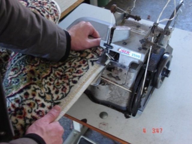 Overlokçu: Konfeksiyon ürünlerinin üretiminde, sanayi tipi overlok makinesi ve yardımcı aletler kullanarak parçaları birleştiren, sağlamlaştıran ve kenar kısımlarını temizleyen kişi.