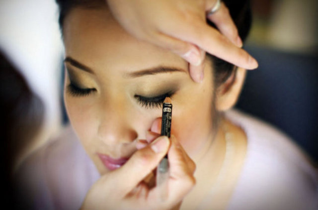 Makyöz: İyi görüntü sağlamak, belli bir tipi yaratmak veya yalnızca bazı düzeltmeler yapmak için oyuncunun yüzünde ve başka organlarında boyama ve değişim yapan kadın.