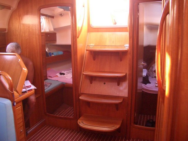 Kamarot: Gemilerde yolcuların hizmetine bakan görevli.