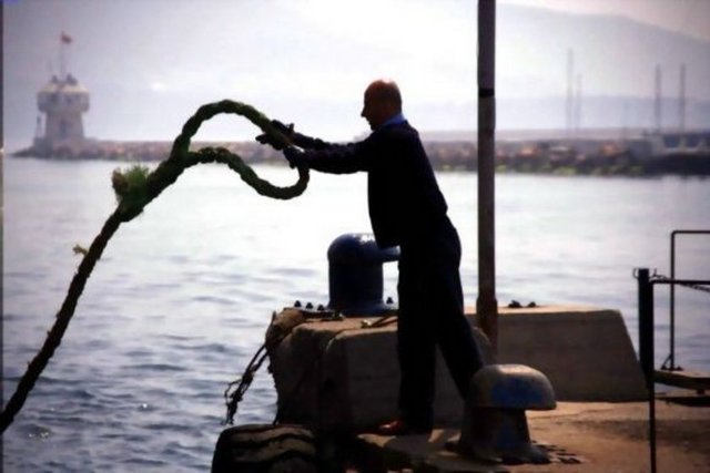 Çımacı: Gemilerin iskeleye yanaşmaları sırasında halatları iskeleye veren gemi personeli