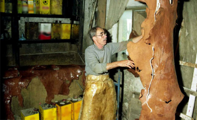 Debbağ: 	Derileri sepileyip meşin, sahtiyan, kösele vesaire yapan.