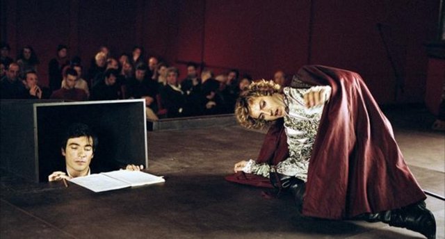 Suflör: Tiyatroda oyunculara, rollerinde unuttukları sözleri seyircilere duyurmadan hatırlatan kişi.