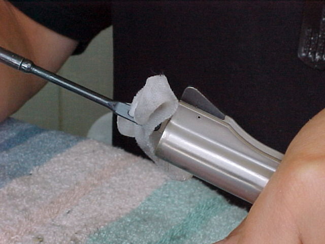 Harbici: Ateşli silahların içini temizlemekte görevli kişi.