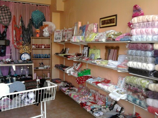 Tuhafiye: Çorap, mendil, eldiven gibi giyim ile kurdele, dantel gibi giysi süsüne yarar şeyler. (Arapça'da 'tuhfe'den (armağan) türeme)