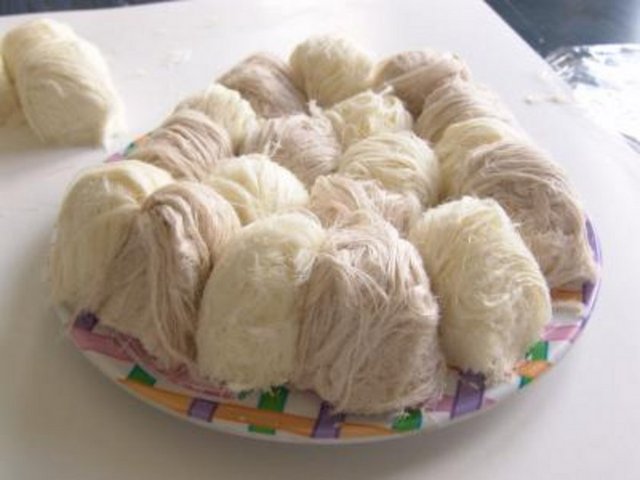 Pişmaniye: Pişmaniyenin ilk yapıldığı yer İran, pişmaniye kelimesi ise Farsça yün yapağı anlamına gelen "Peşm-peşmin-peşmek" sözlerinden türemiş.