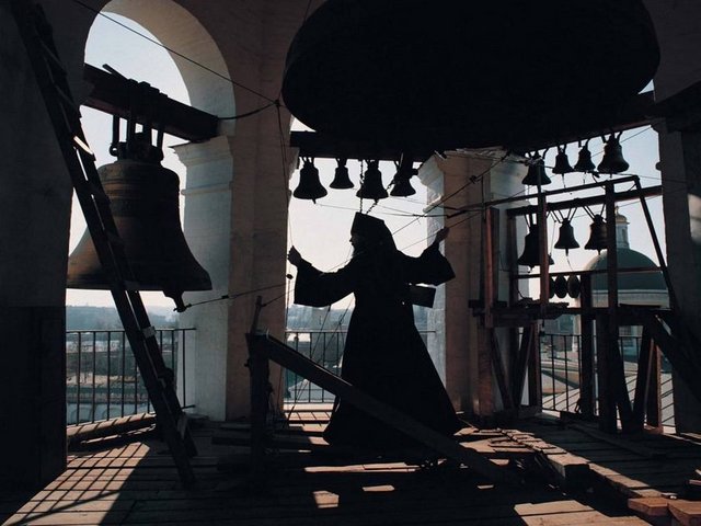 Zangoç: Kilise çanının ipini çeken kişiye denir. Genelde kilisenin temizliğinden de sorumludur.