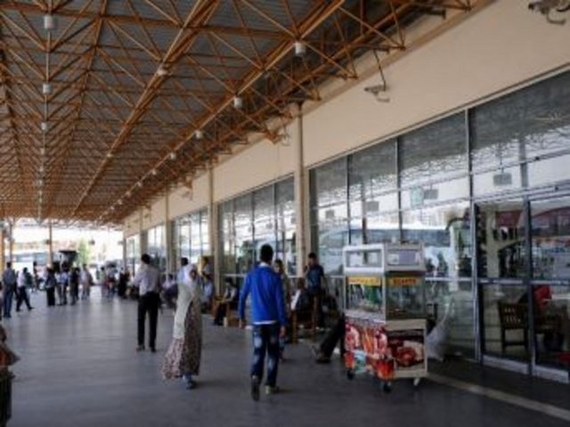 Çığırtkan: Otobüs terminallerinde müşteri çekmek için yüksek sesle bağıran kişi.