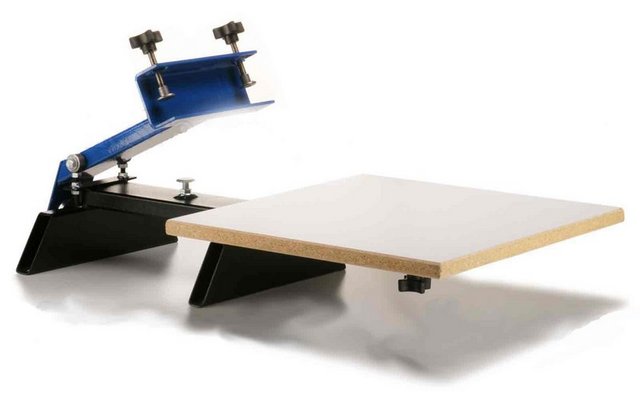 Serigrafi:  Bir şablona gerilmiş ipeğin yüzeyine foto emisyonları yardımıyla grafik aktarılır. Sonra bu şablon üzerine dökülen mürekkebin ragle lastiği basıncı ile grafiğin baskı yapılacak malzemeye transferi işlemidir.