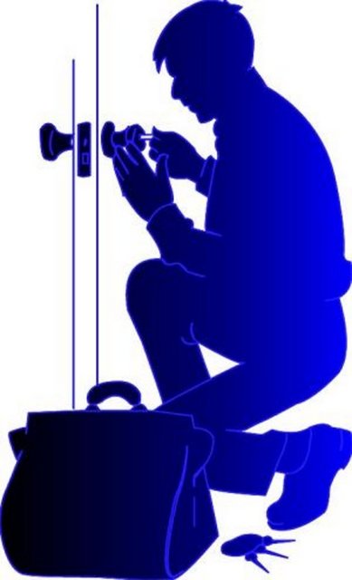 Çilingir: Anahtar yapan, satan veya onaran, kilitli kapıları açan kişi.