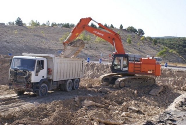 Hafriyat: İnşaatlar yapılırken ya da yıkılırken ortaya çıkan beton, toz toprak gibi atıkları toplama işi. (Arapça kazı yapmaktan)