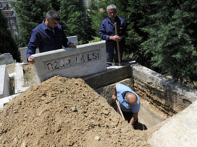 Mezarcı: Mezar kazan görevli.