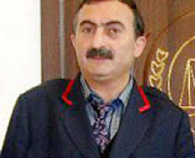 Mübaşir: Mahkemede duruşmaya girecekleri ve tanıkları çağıran, yargıcın emirlerini bildiren, kâğıtları getirip götüren görevli, çağrıcı.