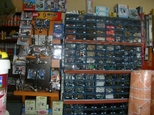 Hırdavat: Kilit, menteşe, tel, çivi, vida gibi metal eşya. önemsiz, ufak tefek eşya, gereksiz eşya anlamına gelir.  -  -  -