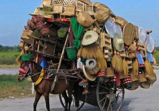 Çerçi: Köy, pazar vb. yerlerde dolaşarak ufak tefek tuhafiye eşyası satan kimse.