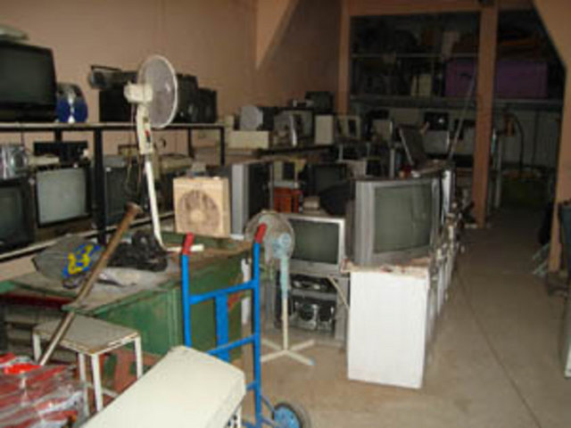 Yeddiemin: Hukuki olarak hiç bir tarafa kesin bir şekilde ait olmayan bir malın sorumluluğunu devralan kişi.