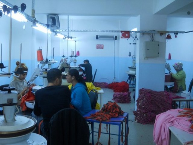 Remayöz: Trikoların yakasını yapan makina.