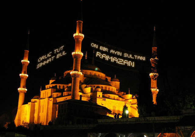 Mahyacı: Ramazan gecelerinde, camilerde iki minare arasına gerilen ipler üzerine kandil veya elektrik ampulleriyle yazılan yazı veya yapılan resim yapan usta.