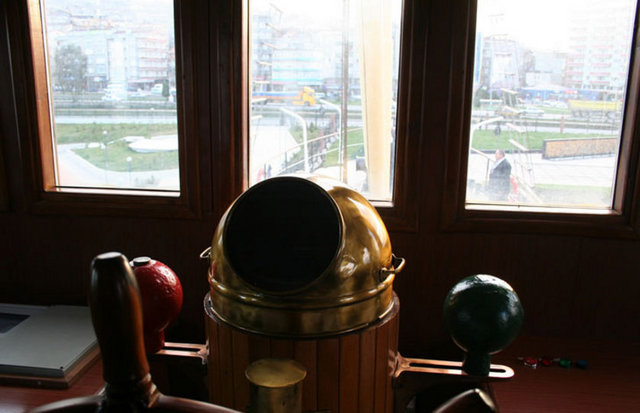 Gemi süvarisi: İç sularda, körfez ve limanlarda yolculuk yapan bir gemiyi sevk ve idare eden, seferin emniyetle yürütülmesini sağlayan kişi. -  -