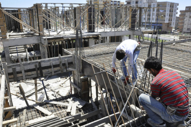 Soğuk demirci: Demir ve saç şeklindeki metal parçaları keserek, delerek, diş açarak, her türlü kaynak yapmak suretiyle şekillendiren kişi.